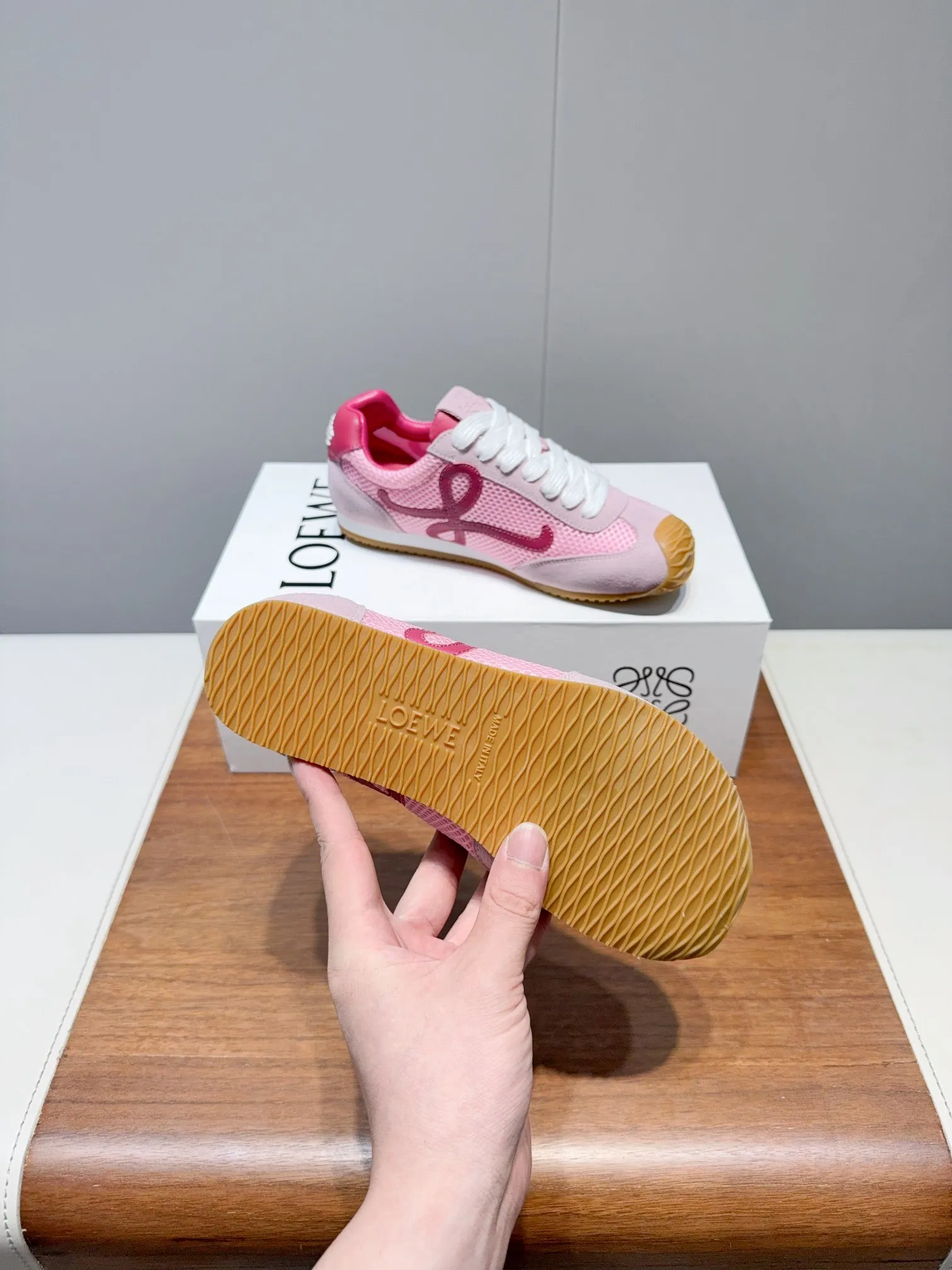 👟👟Ex-factory price 560👟👟 Loewe LOEW- 2025 mesh moral training shoes Super awesome Asymmetric toe shape, as LOEWE's signature design Super soft, lightweight and flexible sole, new wave texture rubber outsole, extending to the toe, upgraded soft leather lining and footbed to provide maximum comfort, 3D injection molded rubber LOEWE logo on the heel Fully open mold matching material Size: 35-40 (custom-made for 40 women, non-refundable)
